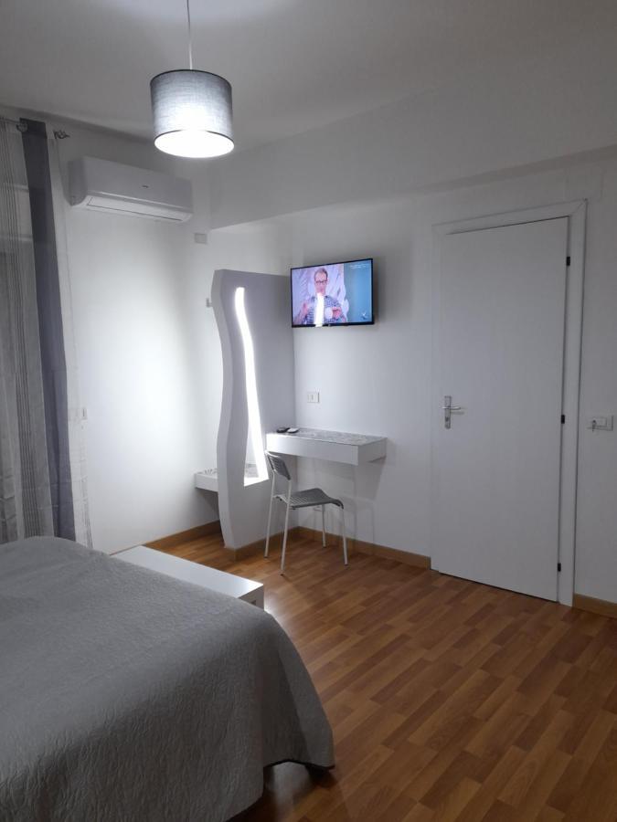 Milazzo: La Porta Delle Eolie Bed & Breakfast Стая снимка
